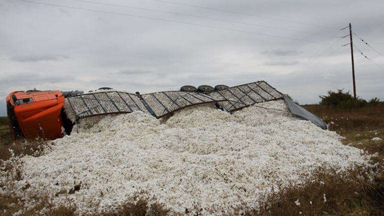 Τούμπαρε φορτηγό γεμάτο βαμβάκι στην Κομοτηνή
